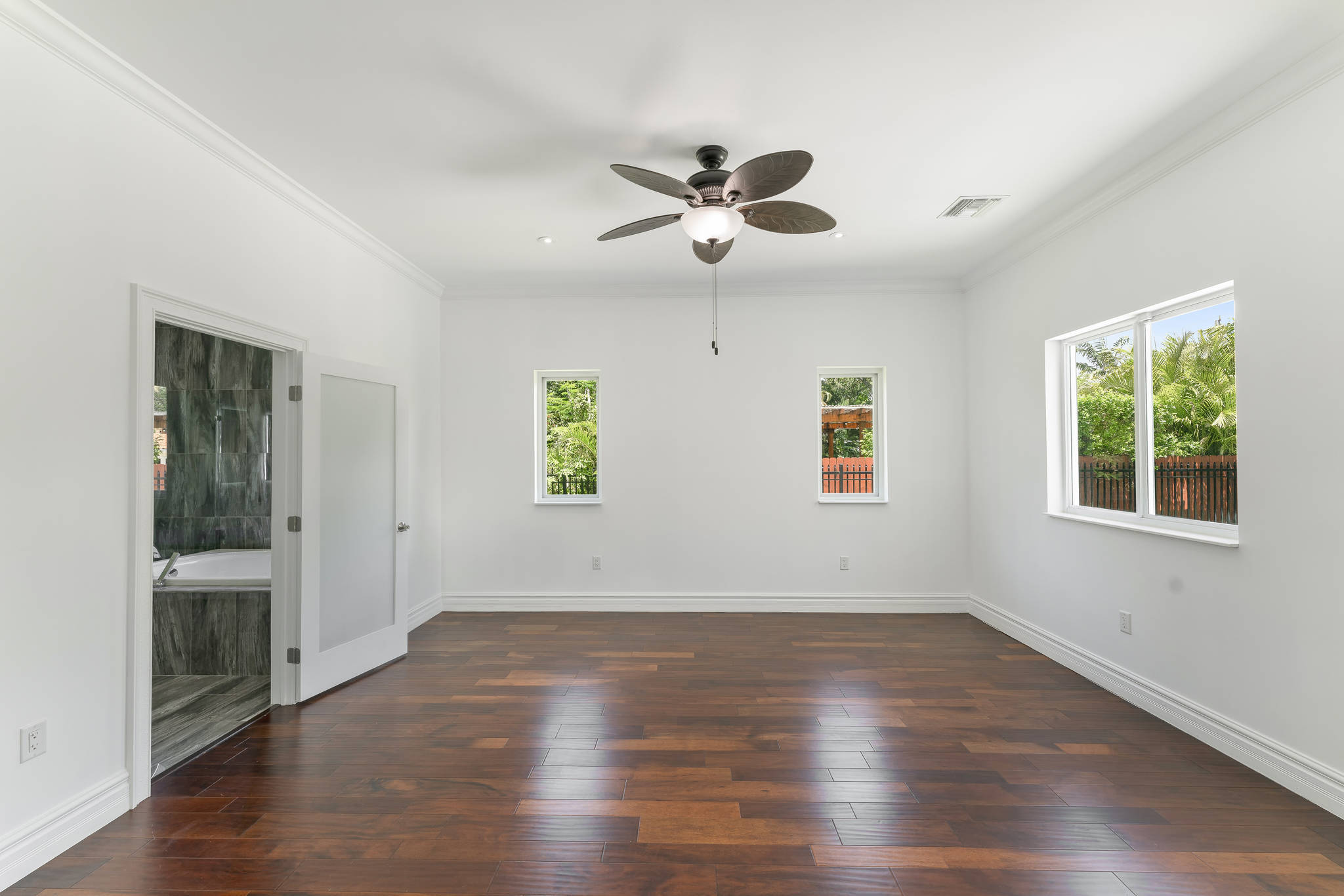 Empty room before virtual staging 