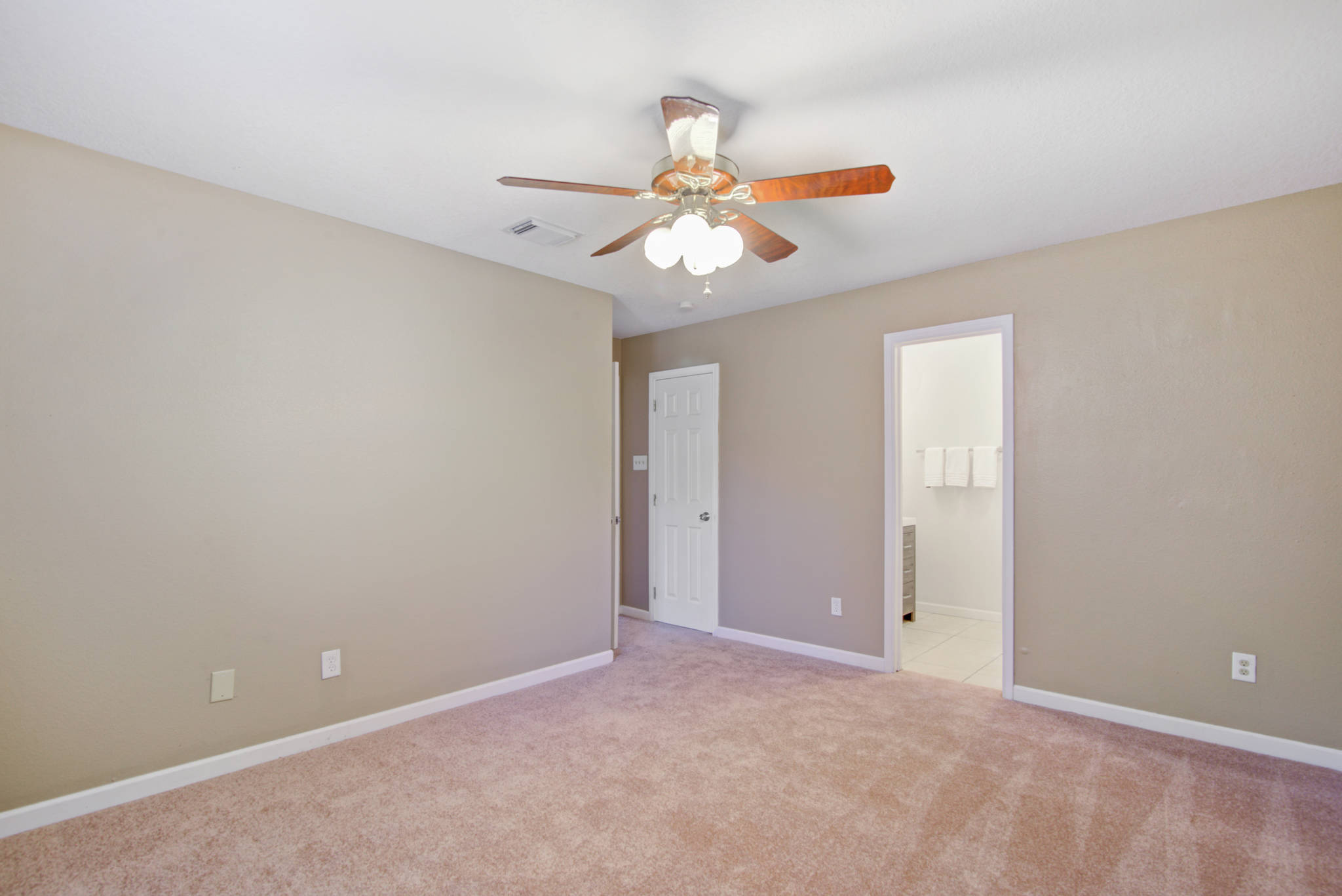 Empty room before virtual staging 