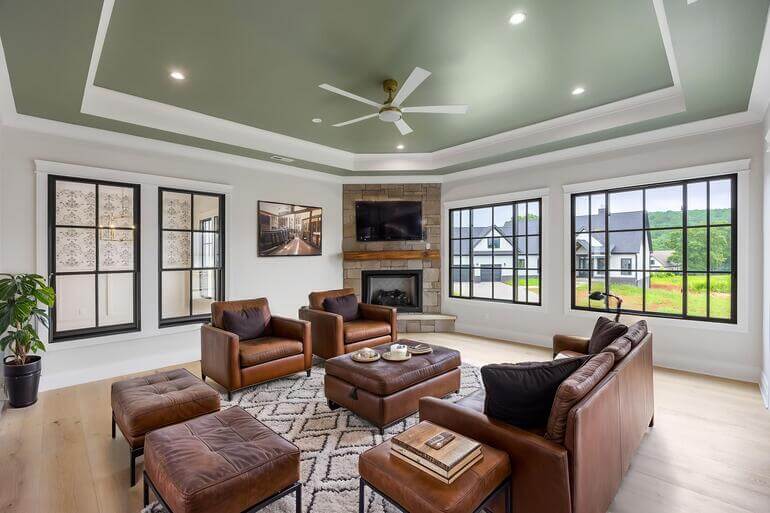 Comparison of AI-powered virtual staging and traditional home staging