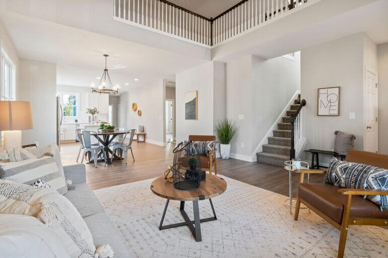Comparison of AI-powered virtual staging and traditional home staging