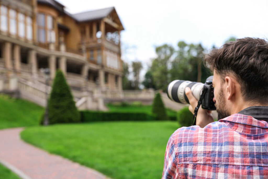 Photographer shooting while a virtual assistant manages tasks.