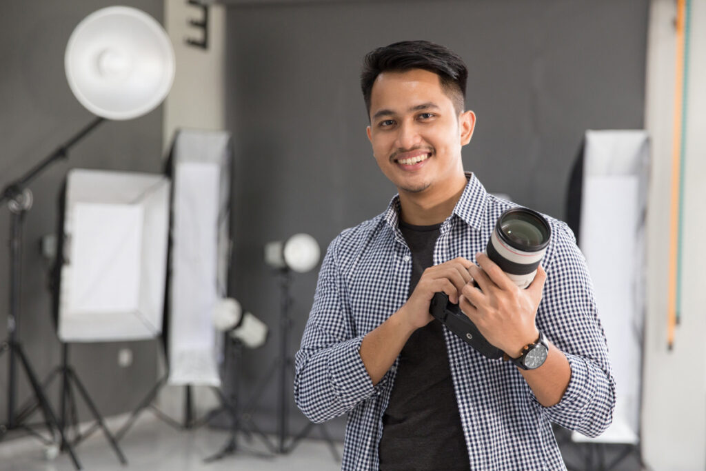 Professional photographer supported by a photography coordinator
