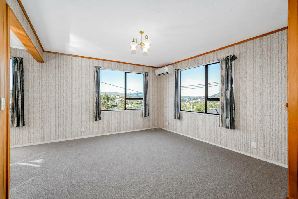 Empty living room before AI virtual staging