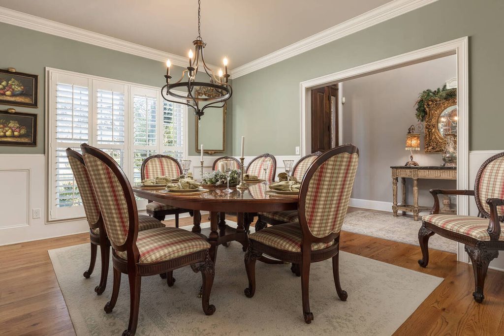 AI exposure correction in a traditional dining room